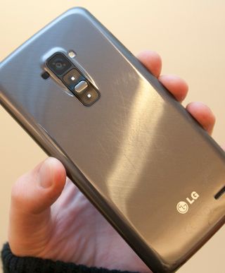 Etter litt skraping fremstår telefonen slik på baksiden. Det er mulig at noen av skrapene er for dype til å bli bedre av seg selv, men vi registrerer at også de lette skrapene ser ut til å bli værende.