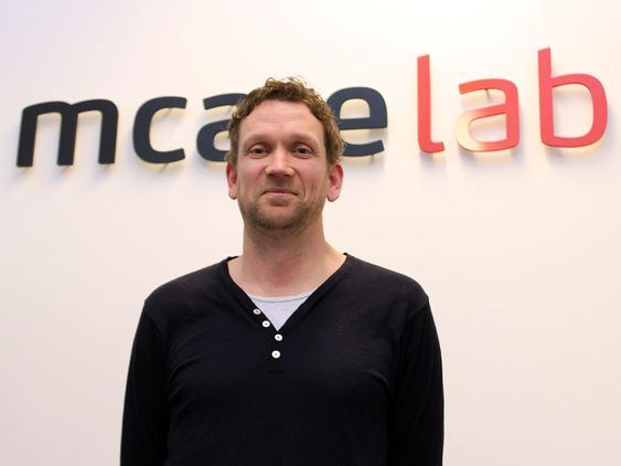 Ole Petter Fiskum i Mcare driver et av Europas fremste laboratorier for gjenoppretting av data fra mobiltelefoner. Nå blir tjenesten tilgjengelig også for private.