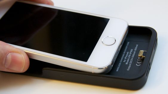 Lightning-kontakten kobler sammen ladedekselet og telefonen.