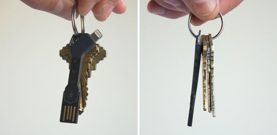 Her er ChargeKey på et nøkkelknippe både forfra og fra siden.