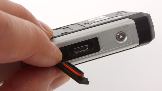 Luken foran USB-porten er vanntett.