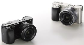 Sony a6000 kommer i både sort og titan utførelse.