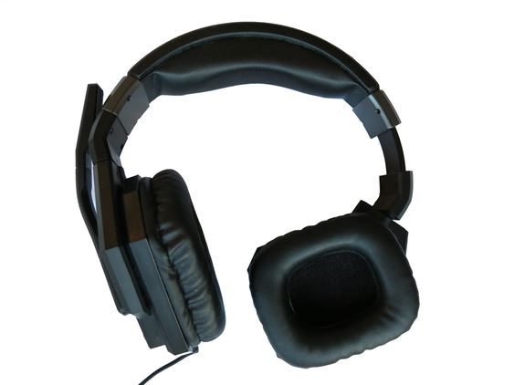 Bak de avtagbare putene er det elementer på 50 mm, som leverer grei lyd så lenge du ikke bruker USB-lydkortet.
