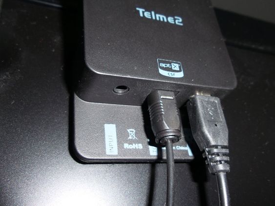 TOSBLUE X har inngang for strøm, fiberoptisk lydsignal og standard 3,5 millimeter minijack.