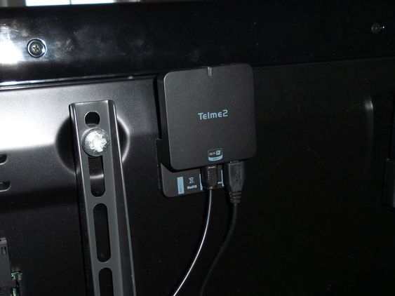 Adapteren er enkel å skjule bak på TV-en.