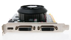 En Mini DisplayPort og to DVI-utganger pryder den smale baksiden av GeForce GTX 750 Ti. G-Sync støttes kun gjennom DisplayPort-utgangen.