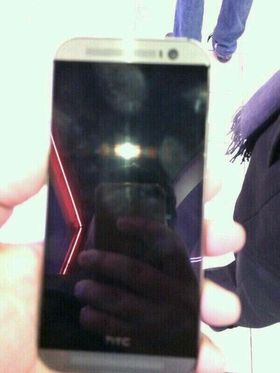 Bildet av forsiden på det som skal være HTC M8 likner lite på designene vi tidligere har sett.