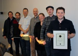 Appen Dhip vant AppLab høsten 2013. Her er de med mentorene sine.