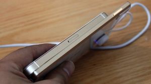 Gionee Elife S5.5 (til høyre) er vesentlig tynnere enn iPhone 5S.