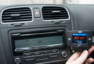 Det er mulig å kjøpe overgangsløsninger. Dette er C3 fra Tiny Audio, som kan kobles til med hodetelefonplugg, Bluetooth, eller som FM-sender.
