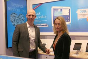 Reiseblogger Linn Krogh hansen åpnet Telenorbutikken på Oslo City. Her sammen med administrerende direktør Eivind Larsen i Telenorbutikken.
