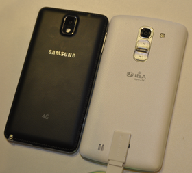 LG G Pro 2 ved siden av Samsungs Galaxy Note 3. Sistnevnte har 0,2 tommer mindre skjerm, men det skiller ikke stort på størrelse mellom dem.