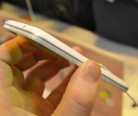 G2 Mini er litt tykkere enn den heftigste modellen. Når overflaten ellers har blitt mindre, ser den litt mer klumpete ut.