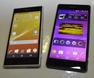Sony Xperia Z1 til venstre. Nykommeren, Xperia Z2, til høyre.