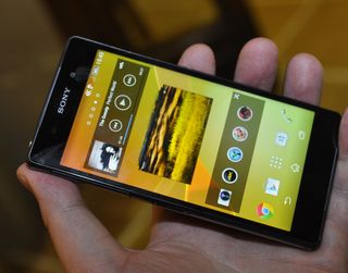 Xperia Z2 har stereohøyttalere over og under skjermen. De spiller høyt og klart.