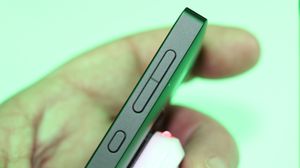 Nokia X er kanskje billig, men tynn er den ikke.