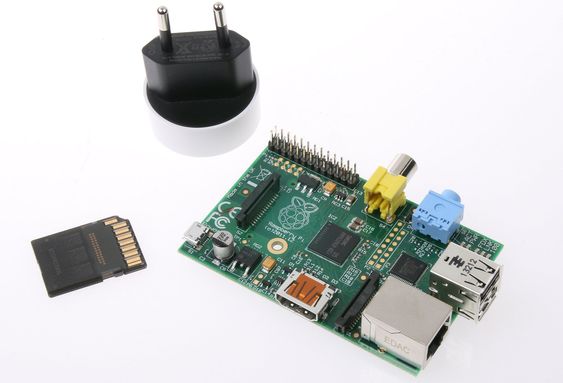 Nødvendig utstyr: Raspberry Pi, strømadapter og SD-minnekort. Ledninger kommer i tillegg.