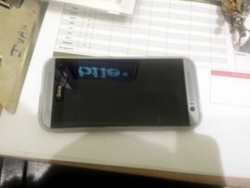 Fra forsiden likner denne telefonen litt på dagens HTC One Mini. Vi vet ikke helt om rammen rundt er en del av telefonens design, eller om den har et deksel på seg.