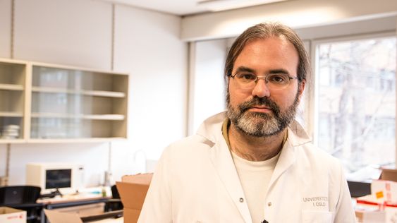 Ved Universitetet i Oslos Institutt for biovitenskap forsker Dirk Linke på mye forskjellig som har med bakterier å gjøre. Han vil nå hjelpe oss å finne ut hvor mye slikt som lurer på elektronikken vår.