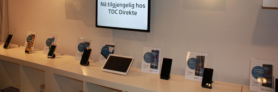 Her er noen av telefonene TDC selger via sin nettbutikk, og som står utstilt i visningerommet bak resepsjonen hos TDC i Nydalen.