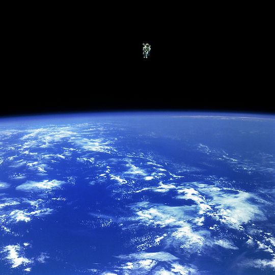 Her er astronauten Bruce McCandless farlig langt unna skipet sitt. .