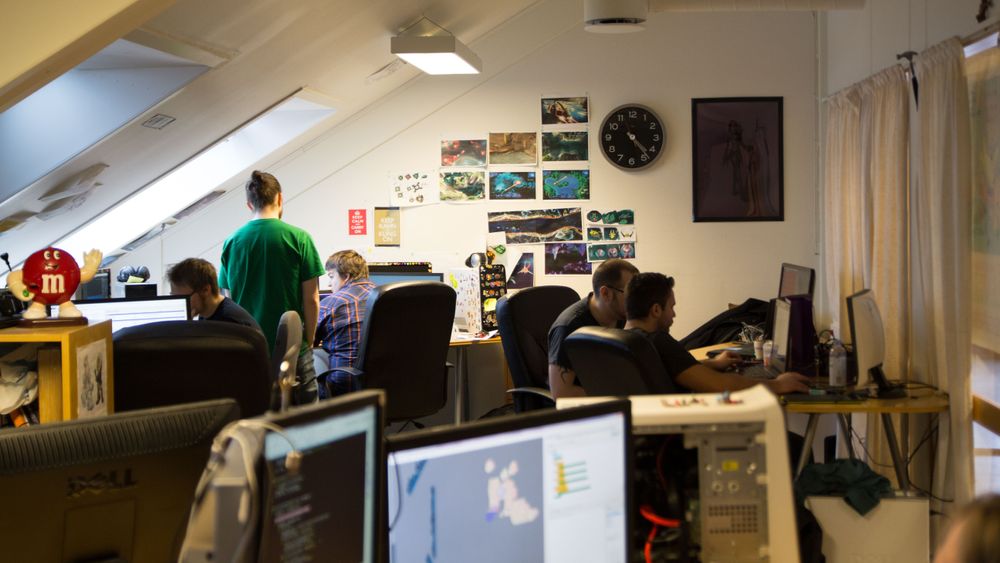 Ravn har for øyeblikket 10 faste ansatte, samt en rekke frilansere.