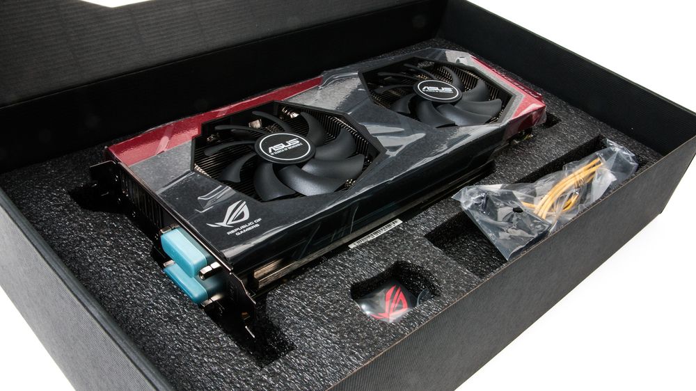 ROG Poseidon Platinum kommer med en liten strømkabel og et ROG-klistremerke til kabinettet.