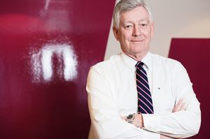 Direktør Thomas Angell i Virke Handel tror ingen tør å være først ute med å kreve gebyr for mobil- eller kredittkortbetaling.
