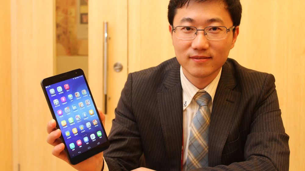 Jerry Huang i Huawei med MediaPad X1. Denne mobiltelefonen har en skjerm som måler 7 tommer.