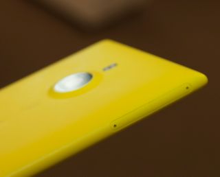 Øverst på venstre langside av telefonen har den plass for Nano-SIM-kort og Micro-SD-kort.