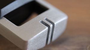 Mikrofonen er plassert i en liten aluminiumsbøyle.