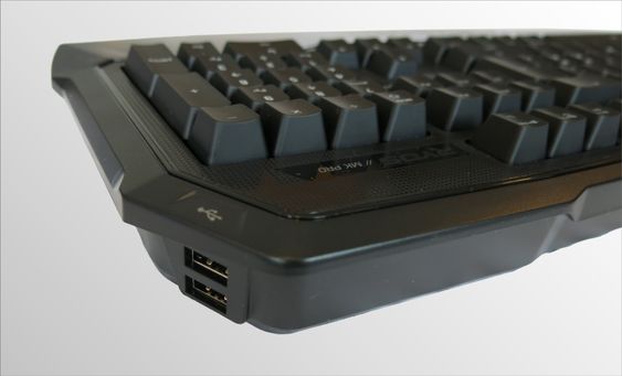 To USB 2.0 porter har fått sin plass på høyresiden av tastaturet. .