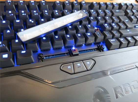 Cherry MX Brown-bryterne har hver sin egen LED, som lyser i velkjent blåfarge.