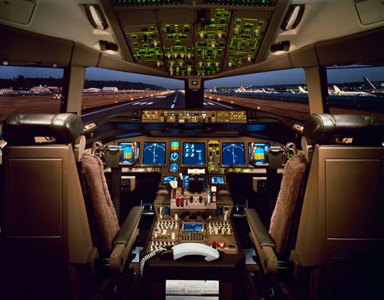 Det kreves mye ekspertise for å finne frem i cockpit på et Boeing 777-fly.