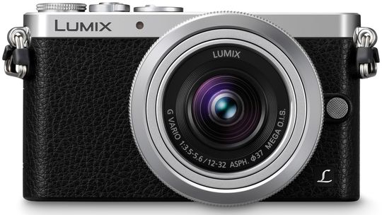 Panasonic GM1 sett forfra. På et bilde som dette er det vanskelig å se størrelsen, men remfestene er et hint.