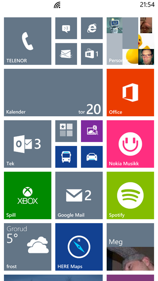 Windows Phone-hjemmeskjermeni vant stil. Firkantene kalles fliser, og kan vise deg oppdatert informasjon fra appene som hører til.