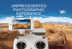 Du styrer DJI Phantom 2 Vision ved hjelp av en stor fjernkontroll. Hvis den kommer utenfor synsrekkevidde kan du se hvor du flyr på telefonen.