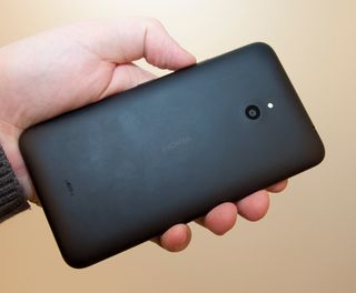 Det er ikke så voldsomt mye å si på designen til Lumia 1320. Den har nemlig svært lite utsmykking, og ser nesten ut som prototypen på en firkantmobil med skjerm.