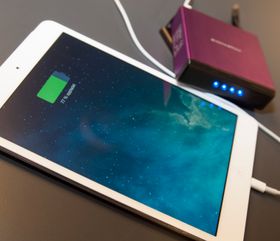 Har du en iPad Mini Retina skal Magic Cube kunne lade den halvannen gang. Med fulladet nettbrett, og powerbank, gir det deg rundt 25 timers brukstid.