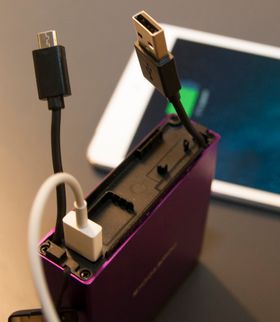 Hvis du bare har utstyr med Micro-USB-kontakt, klarer du deg med ledningstumpene som stikker ut av selve batteriet.