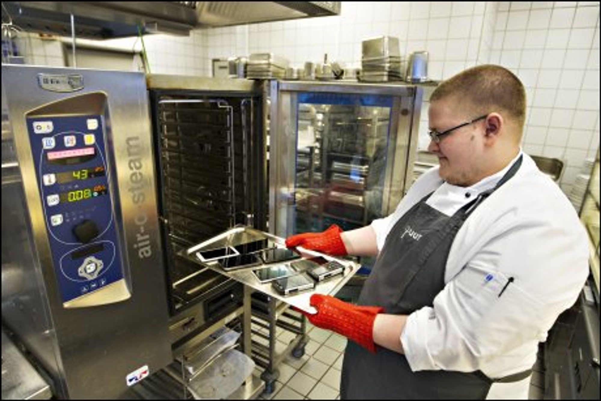 SERVERT: Kokk Jacob Karlsson i VGs personalrestaurant tar telefonene ut av ovnen en time etter at de ble satt inn på 45 grader.