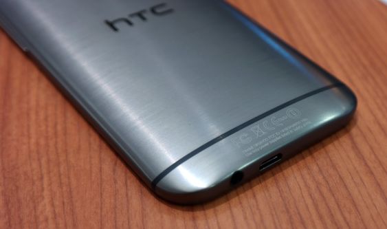HTC One M8 - bunn. Detaljene er viktige for HTC. Høyttalerutgangen sitter i bunnen.