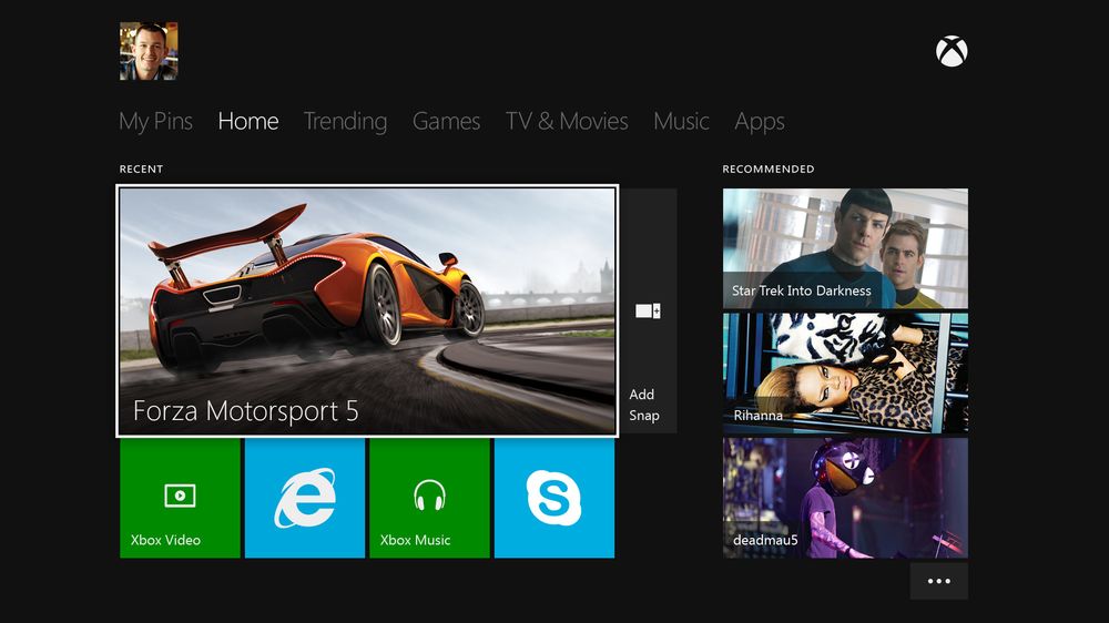 Xbox One har et stilrent brukergrensesnitt, med kjente elementer fra Windows 8. Konsollen kan også styres fra nettbrett via Xbox Smartglass.