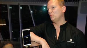 Lumigonsjef Lars Gravesen med T2 HD i gull. Denne versjonen er primært ment for rike asiater.