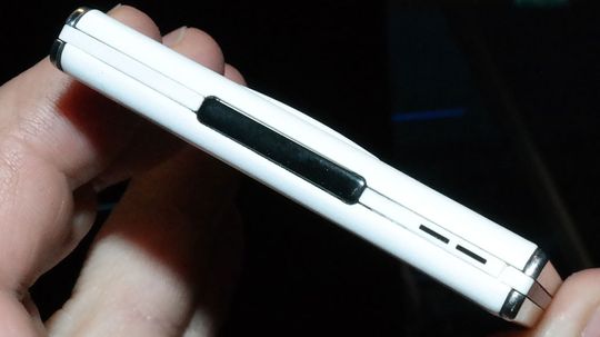 Ir-port til fjernkontroll sitter på toppen av telefonen. De to smale åpningene er høyttaleråpninger. Tilsvarende finnes i motsatt ende av mobilen.