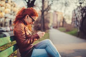 Mange strømmer musikk rett fra mobiltelefonen sin. Men musikken er sjelden ny.