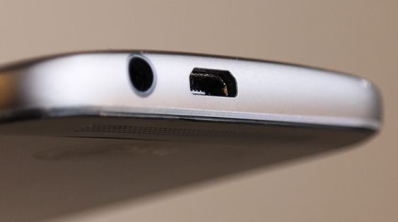 Foran blir bak, når du seter HTC One i en universallader eller dokk.