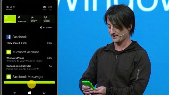 Joe Belfiore i Microsoft viser frem det nye varslingssenteret.