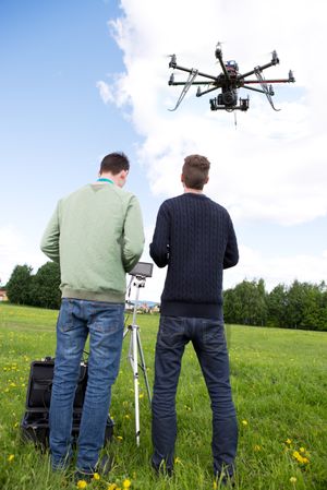 Du må ha dronen i syne hele veien.