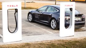 Teslas egne ladestasjoner, har såkalte superladere, og lader mye raskere enn vanlige ladestasjoner.
